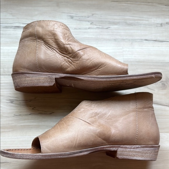 FREE PEOPLE Leather Mont Blanc Tan/Beige Wrap SANDALS/SHOE...
Sz 38 1/2 - Picture 14 of 15